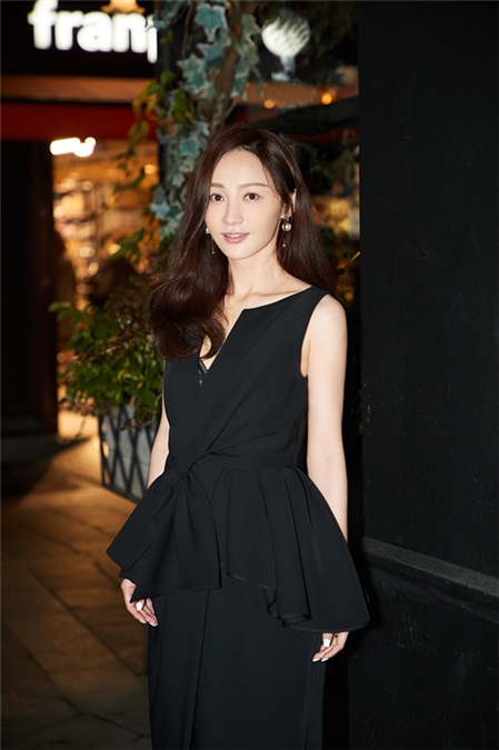 姚笛亮相巴黎时装周 纯黑LOOK尽显优雅迷人