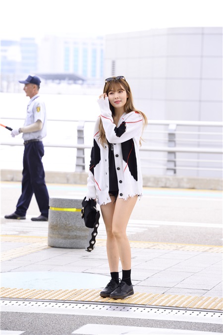 〈Yes 首尔现场〉泫雅亮相机场 性感Look秀笔直美腿