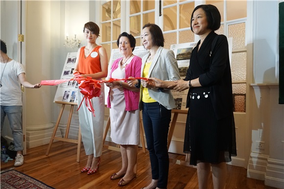 梁咏琪出席梅夫人妇女会百周年历史图片展