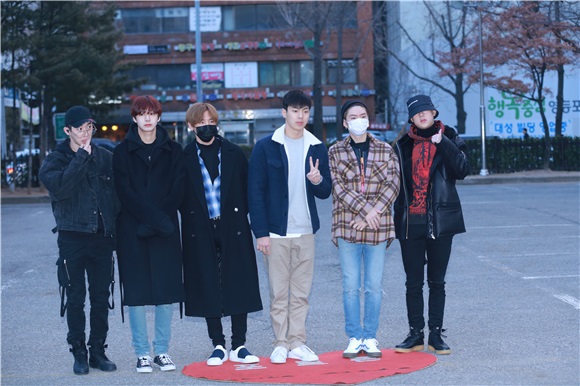 N.Flying、TRCNG、THEBOYZ、LOVELYZ、MOMOLAND、MonstaX等出席韩国音乐中心上班路