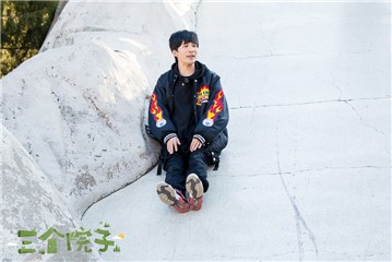 大张伟乖巧滑滑梯
