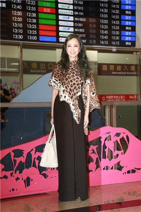 〈Yes 台北现场〉中岛美嘉顶绿发拎柏金包 贵气抵台 粉丝热情迎接