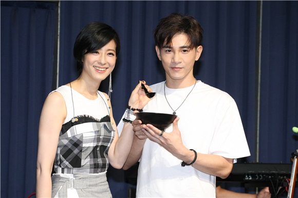 赖雅妍举办公益演唱会总彩张立昂送上三宝