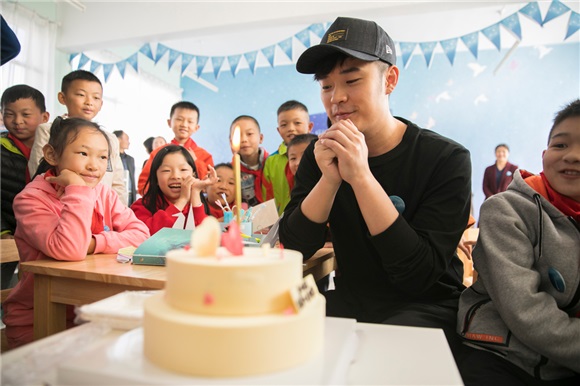 陈赫生日探访蒲公英儿童图书馆 与孩子们一起暖心庆生