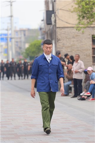 孙红雷走在创业的路上