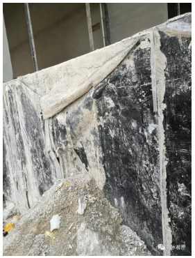 (材料老化严重、搭接边污染脱边、防水层失效)
