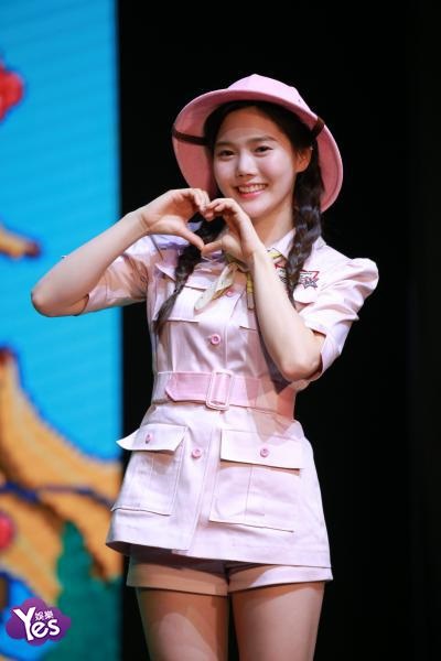 〈Yes 首尔现场〉OHMYGIRL举行新专辑SC 成员们可爱亮相清新十足