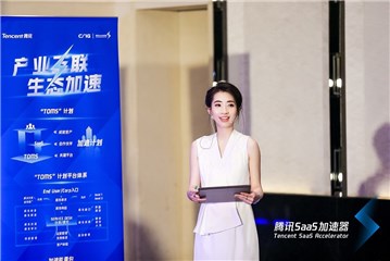 蓝江婧白色套装优雅干练