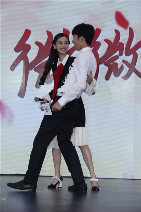 Angelababy与井柏然借位拥吻比爱心 呲牙咧嘴小表情不断一脸暧昧