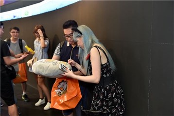 粉丝们很快发现了大鲨鱼抱枕的实用用途