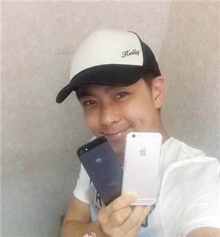(林志颖总是有办法先拿到新款的手机)