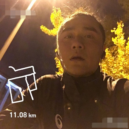 蒋劲夫夜跑又迷路 与网友湿身畅聊半小时