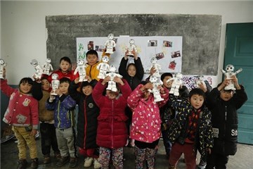 优必选捐赠悟空机器人给当地留守儿童