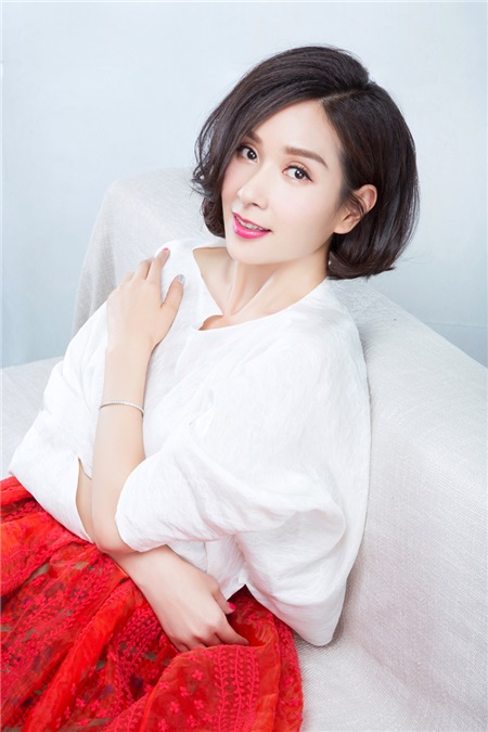 杨恭如曝端午节大片 优雅红裙更显气质高贵
