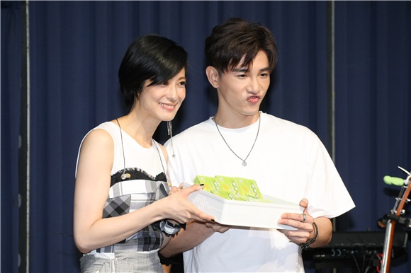 赖雅妍举办公益演唱会总彩张立昂送上三宝