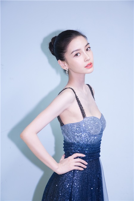 Angelababy再助力慈善 与倪妮即兴合唱情歌为慈善献声