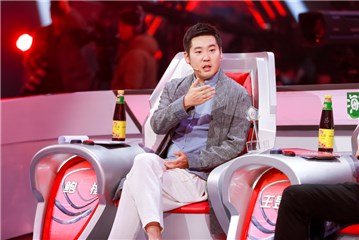 鲍橒在讲解专案