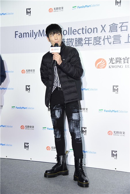 萧敬腾出席羽绒衣代言发布会