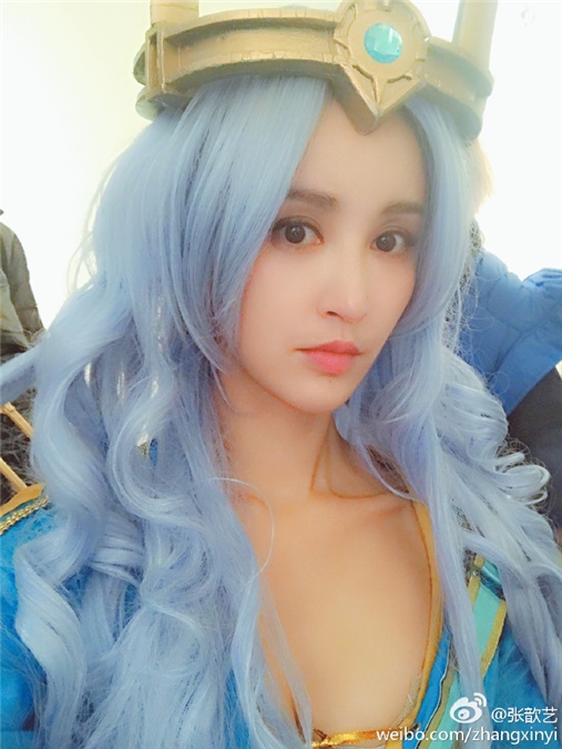 张歆艺COS二次元人物 蓝发吸睛颜值高