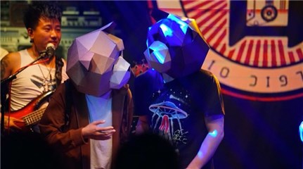 大鹏与悦悦蒙面唱歌