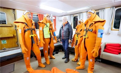 全员救生衣的兄弟团齐亮相