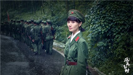 何晓莺眼眶泛红目视远方