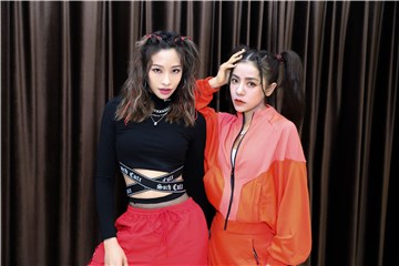 “全民情歌天后”丁当PLUS“全方位才女”Cindy袁咏琳视频畅聊《我要我》