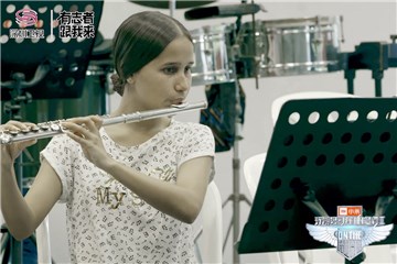 乐团孩子在吹奏