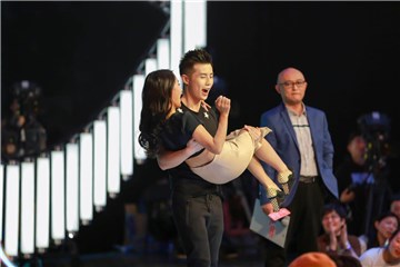 男嘉宾表演双人健身专案