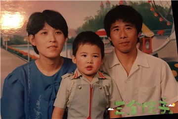 大张伟一家三口全家福