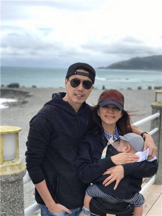 ELLA与老公带着劲宝逛夜市 居然没人认出来！
