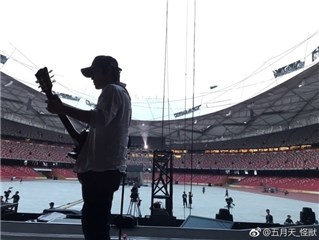 五月天今北京攻鸟巢 大雨让怪兽忧心设备状况