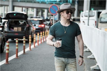 杨坤私服街拍曝光 酷爱破洞仔裤玩转复古时尚