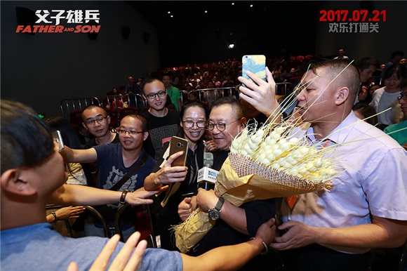《父子雄兵》深圳路演范伟人气高 透露与大鹏情同父子要去验DNA