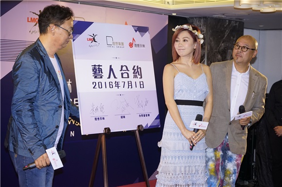 薛家燕等出席胡琳加盟理想天映签约活动