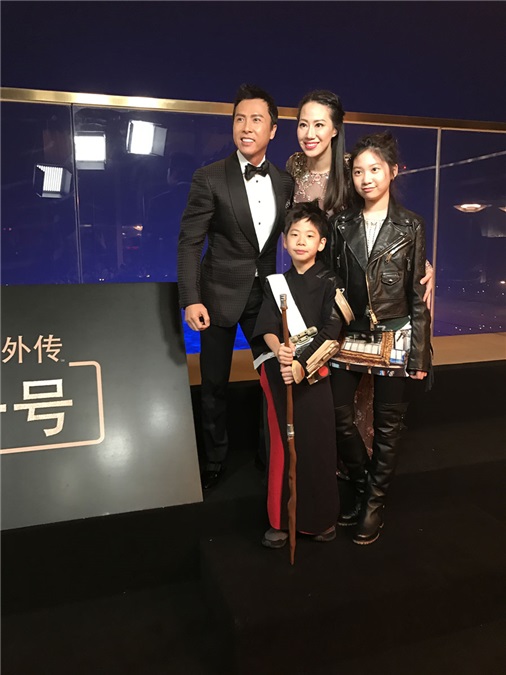 甄子丹携妻儿亮相《星战》首映 亲和力MAX放弃「宇宙最强」