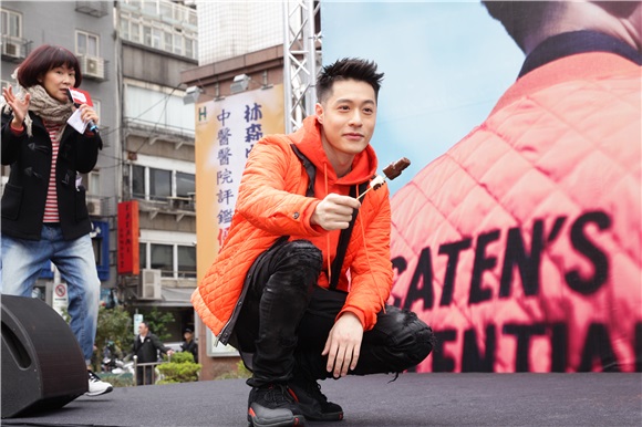 周汤豪在台北举办庆功签唱会