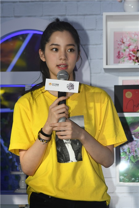 欧阳娜娜现身苏宁快闪店 携众人写纸条为九寨沟的祈福