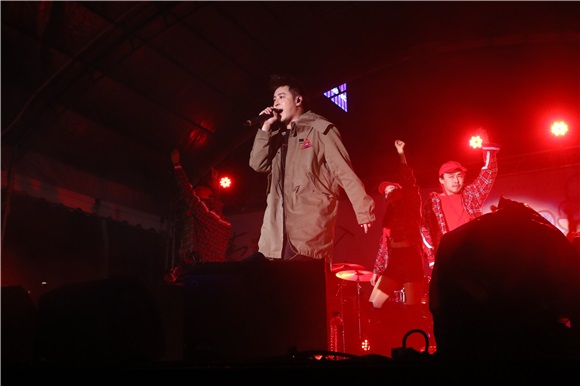 潘伟柏出席北一女校庆演唱会表演