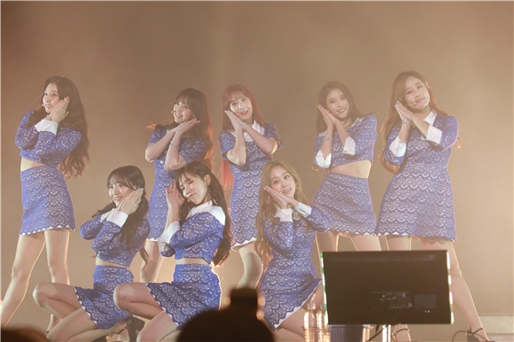 女团Lovelyz在首尔BLUE SQUARE举行了第四张迷你专辑《Fall in Lovelyz》媒体SHOW CASE