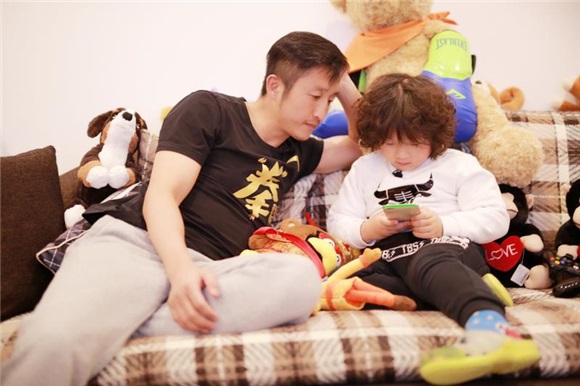 邹市明内疚与家人聚少离多 轩皓搞笑裸浴萌翻爸爸