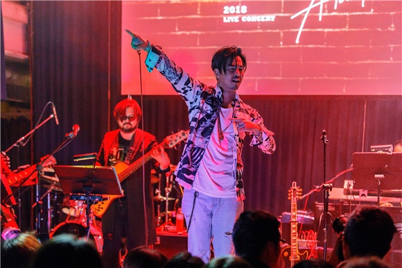 柯有伦「飞FLY」Live演唱会 与林芯仪初次合作默契爆棚