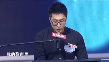 男嘉宾现场大秀歌技