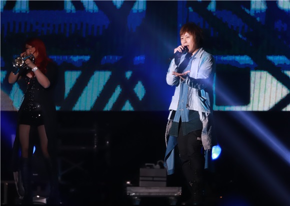 五月天举办演唱会 要粉丝「全垒打」