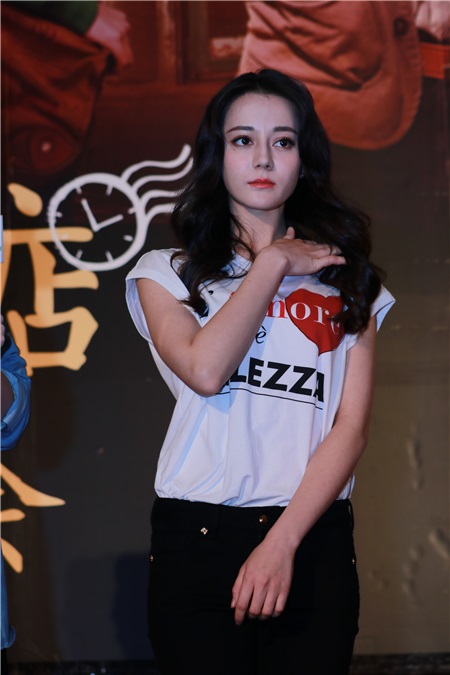 韩寒、高子健、迪丽热巴等出席《解忧杂货店》上海路演