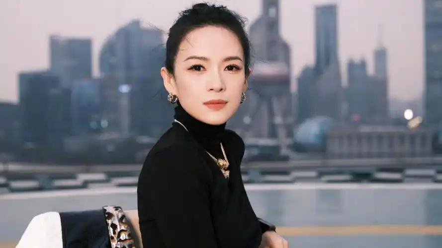 章子怡华表奖意外摔倒上热搜，次日高铁站轮椅出行引热议
