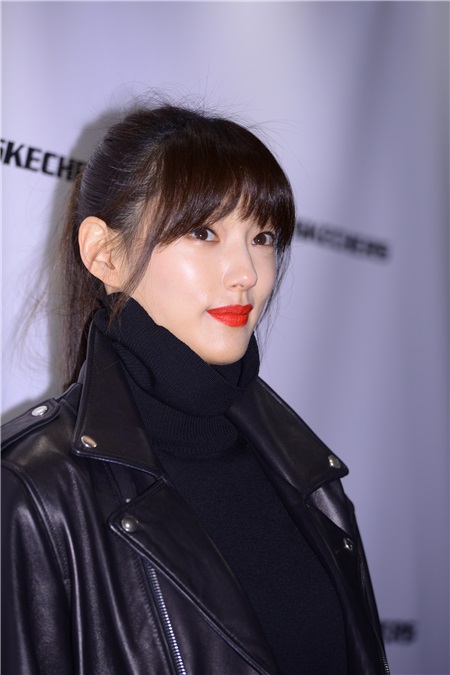 金希珍、李伊、梁定原出席某品牌活动
