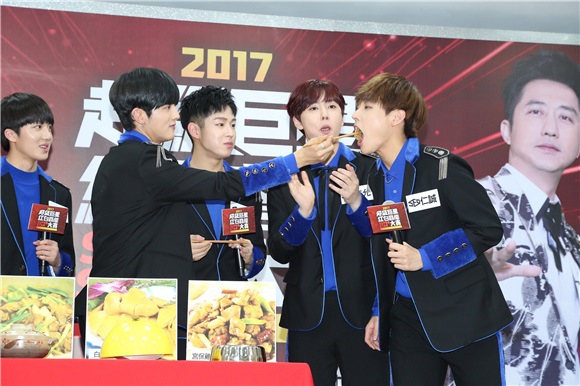 韩团SF9出席2017超级巨星红白艺能大赏记者会