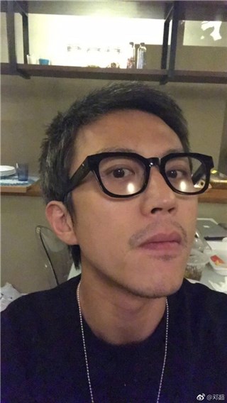 邓超方便面卷发出镜“美”颜盛世 网友放大照片找到隐藏白发