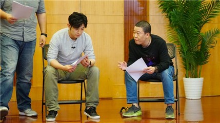 高晓攀与嘻哈包袱铺兄弟一起排练